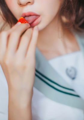 三男一女吃奶添下面视频_1080高清免费观看